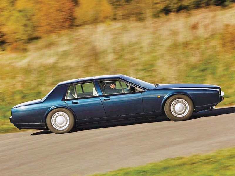 12 октября 1976 года состоялся дебют Aston Martin Lagonda 