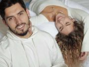 «Благодарен Богу за каждый день рядом с тобой»: Никита Добрынин поделился смелым кадром, где позировал с беременной полуголой женой