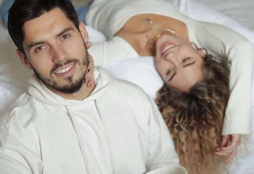 «Благодарен Богу за каждый день рядом с тобой»: Никита Добрынин поделился смелым кадром, где позировал с беременной полуголой женой