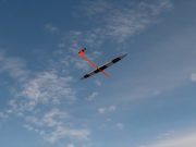 Этот радиоуправляемый самолет развивает скорость почти 900 км/ч