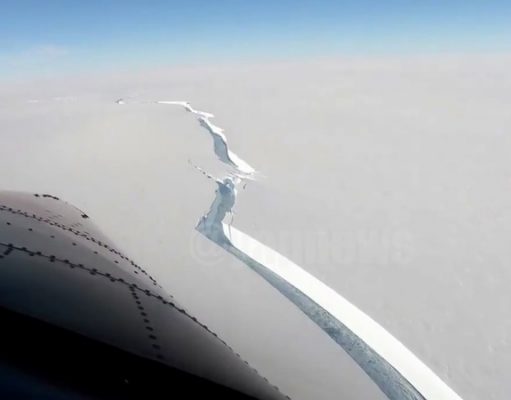 От Антарктиды откололся гигантский айсберг