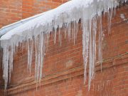 Укргидрометцентр попросил не ходить под домами из-за тающих сосулек