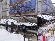 В Киеве навес на стихийном рынке обвалился на людей. Фото