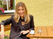 «Боже, какая вы стильная!» Жанна Бадоева в ярко-желтой куртке и джинсах клешах показала, как нужно одеваться этой весной