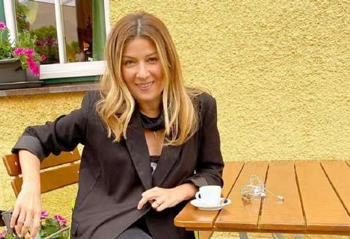 «Боже, какая вы стильная!» Жанна Бадоева в ярко-желтой куртке и джинсах клешах показала, как нужно одеваться этой весной