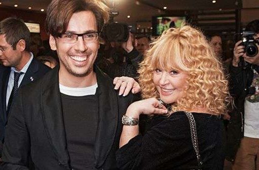 «Дети любят ставить в игровой комнате альбомы мамы и под них заниматься своими делами»: Максим Галкин удивил сеть новым видео с участием сына Гарри