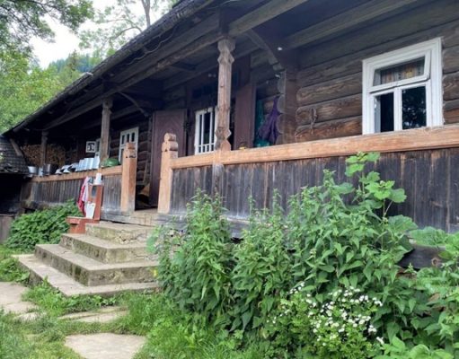 Хозяин уникальной гуцульской хаты-гражды: К соседу надо идти на другой конец горы