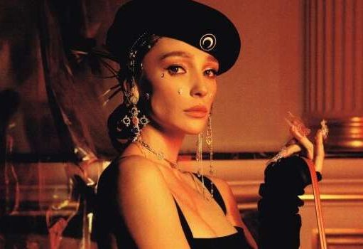 «Я девушка, но я даже потекла от такой картины»: Настя Ивлеева обнародовала свое фото, где позировала полностью голой, стоя на каблуках и не прикрывая интимные зоны