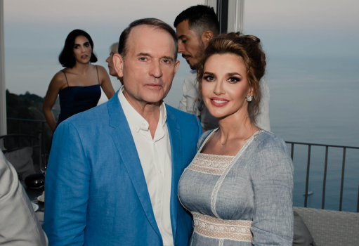 «Какой же Вы светлый человек!!! Дай Вам Бог сил и терпения во всех Ваших начинаниях»: Марченко в новой серии «Паломницы» показала редкие кадры с венчания с Медведчуком