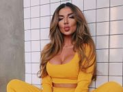 «Люди уходят из моей жизни, люди вторгаются в мою жизнь»: Анна Седокова в полупрозрачном блестящем боди рассказала о своем отношении к обществу