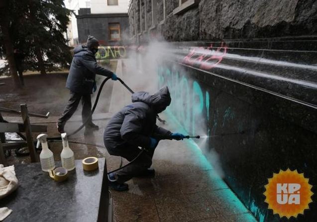 Послесловие к митингу: кому придется отмываться после дебоша на Банковой