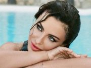 «Руки возраст сразу выдают»: Ани Лорак засветила пышную грудь в сексуальном платье