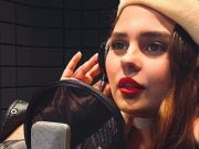 Солистка группы KAZKA впервые рассказала о своем загородном особняке. Видео