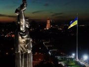 В Киеве самый большой флаг Украины приспустили из-за ветра и нагрузки на верхушку флагштока