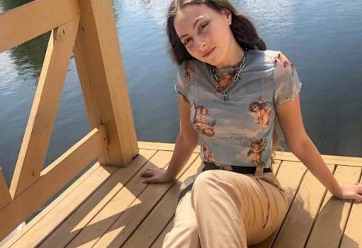 «Зачем так живот втягивать?» «Очень вульгарно и не красиво»: Маша Полякова взбудоражила сеть фото в купальнике, позируя в раскрепощенных позах