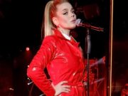 Алина Гросу выпустила новый клип на украиноязычную песню, станцевав на 100 килограммах муки