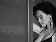 Астафьева в кружевном бюстгальтере похвасталась эротическими фото