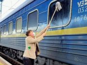 Датчанин, помывший окно поезда: Будь в Украине все нормально, я бы смирился с грязью
