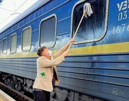 Датчанин, помывший окно поезда: Будь в Украине все нормально, я бы смирился с грязью