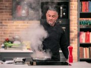 «Эктор, когда вы уже оденетесь? Никак не налюбуетесь?», Был повар, а стал плейбой»: судья проекта «МастерШеф» позировал в плавках на белоснежной яхте