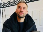 «Я напрягаюсь и могу взорваться»: Дмитрий Шепелев выложил фото, показывая средний палец, а также признался, что если дети портят ему утро капризами, то он срывается на них