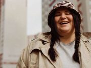 «Когда красоту не прячут за словами – я слышу «галас»: Алена Алена повторила обнаженное фото Дорофеевой, прикрывая обнаженную грудь газетой «Сільські вісті»