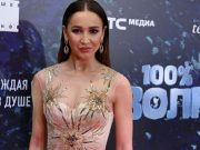 «Мне кажется, или у нее всегда разные мамы»: Оля Бузова показала свою маму, отметив, что фотография не поддавалась обработке