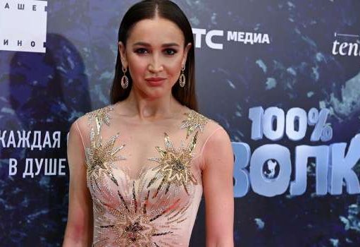 «Мне кажется, или у нее всегда разные мамы»: Оля Бузова показала свою маму, отметив, что фотография не поддавалась обработке