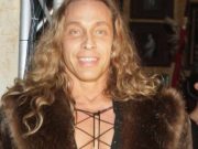 «Не позорься!» «Ну, любит человек свое хозяйство, ну, тут уже ничего не поделать»: Тарзан позировал без белья, оголив свой пах