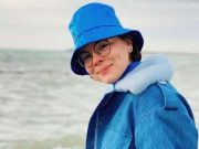 «Никогда ещё «дуля» на моей голове не получала столько комплиментов»: молодая жена Петросяна показала свой повседневный стиль, позируя на берегу моря