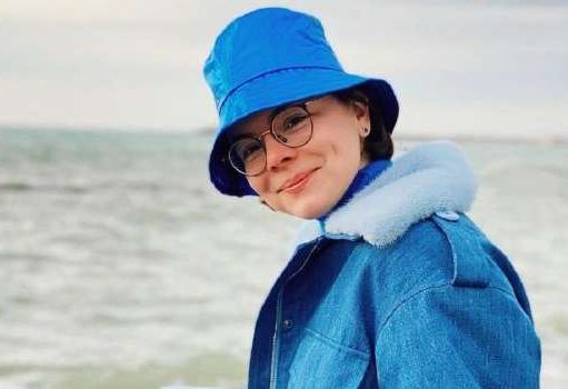 «Никогда ещё «дуля» на моей голове не получала столько комплиментов»: молодая жена Петросяна показала свой повседневный стиль, позируя на берегу моря