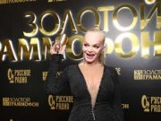 «Пластика, конечно, творит чудеса и коррекция фигуры хирургическим путем»: в сети бурно обсуждают фото Долиной, на котором видно, как на самом деле выглядит артистка