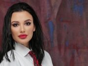 Порноактриса из »Холостяка» показала себя в кожаном платье без фотошопа