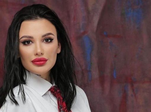 Порноактриса из »Холостяка» показала себя в кожаном платье без фотошопа