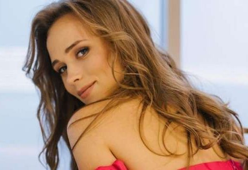 «После этого случая COVID-19 показался безобидной простудой»: звезда сериала «Сваты» рассказала, как однажды запивала шампанское самогонкой