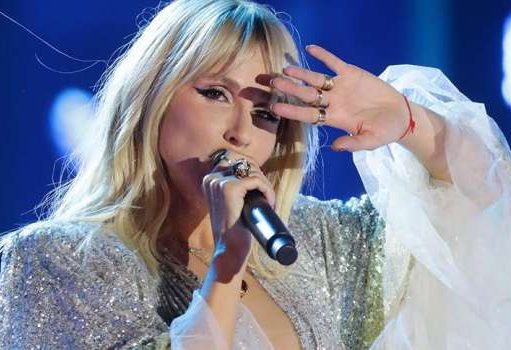 Светлана Лобода позировала в кадре с жирными волосами на голове, собрав их в хвост