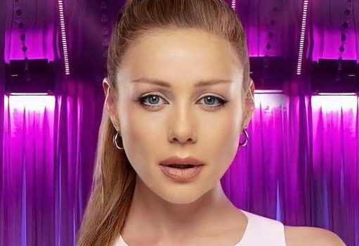 «Тина – вторая Алла Пугачева»: Кароль устроила жаркие танцы в оранжевом длинном шелковом халате, без бюстгальтера под ним