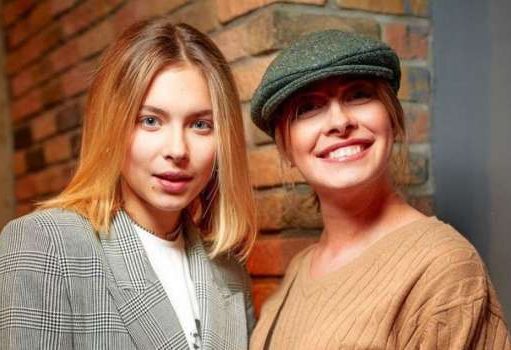 «Ты беспощадная, когда нарядная»: дочь Елены Кравец позировала в кружевном корсете и расстегнутой рубашке