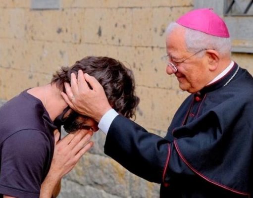 В Италии священник влюбился и попрощался с рясой во время воскресной мессы