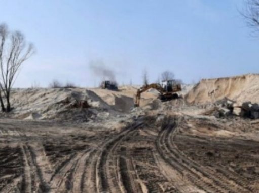 В Киеве мужчина незаконно продавал добытый песок из пролива Десенка