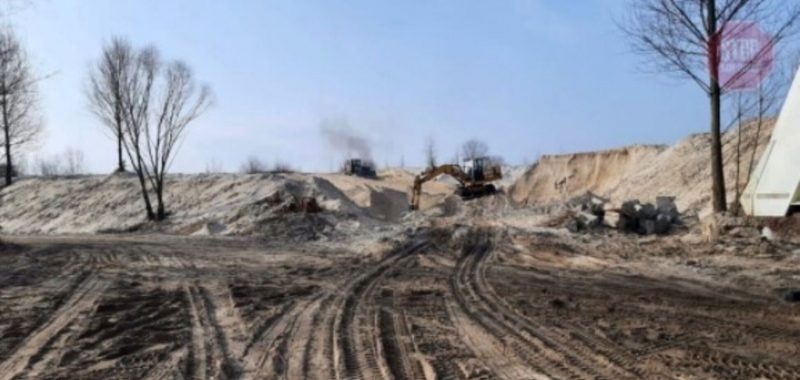 В Киеве мужчина незаконно продавал добытый песок из пролива Десенка