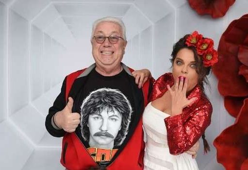 «Вульгарно!» «Дружба дружбой, а правила приличия и уважения ещё никто не отменял. В таком виде перед мужем, а не перед соседом»: Королева показала грудь в белом бюстгальтере перед лицом Винокура