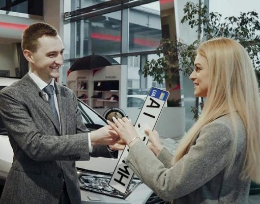 За 10 минут. Автосалоны в Украине начали регистрировать новые машины прямо в точках продажи