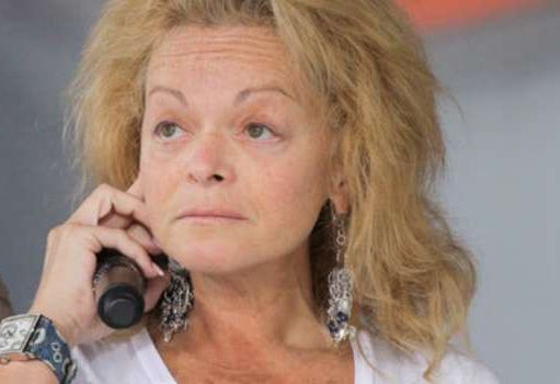 «Зачем вам фотошоп? На вас это не похоже», «Выглядите как никогда, правда, как никогда не выглядели»: Долина поделилась новым фото, похваставшись помолодевшим лицом и тонкой талией