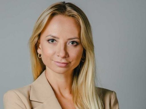 Звезда »Женского квартала» снялась в обтягивающем платье с большим разрезом. Фото