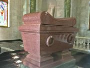 Аграрий — герой Украины 10 лет строил себе мавзолей как у Наполеона