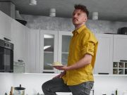 Евгений Клопотенко поделился рецептами салата из одуванчиков и горохового пюре с мятой