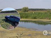 На Киевщине мужчина случайно утопил элитный внедорожник. Фото
