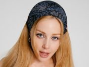 Кароль засветила фигуру в стильном платье с вырезами. Фото