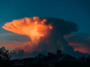 Киевлян испугало облако, похожее на ядерный грибок